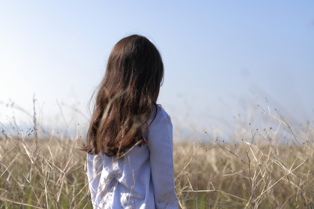 草原に立つ女性