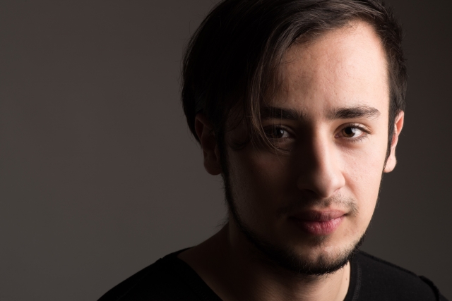 男性 真面目な顔