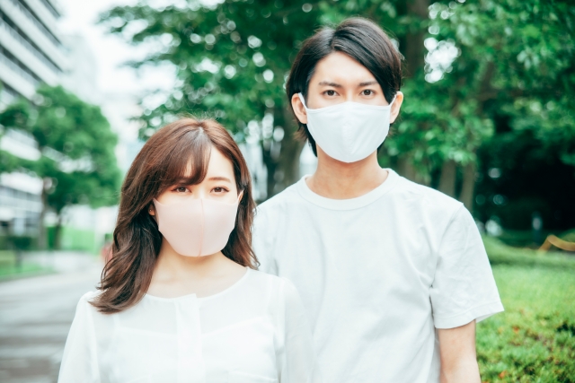 マスクをつけた男女