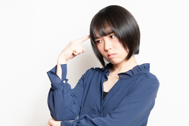 悩んでいる女性