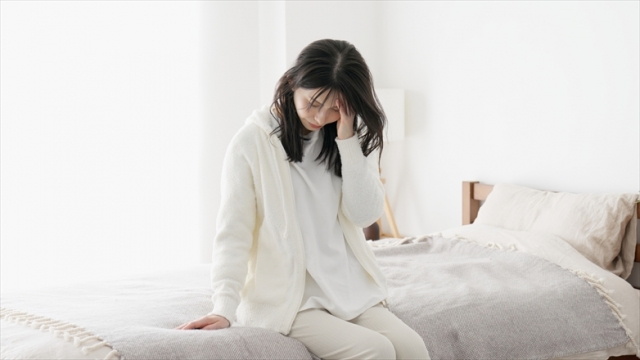体調不良でだるい女性