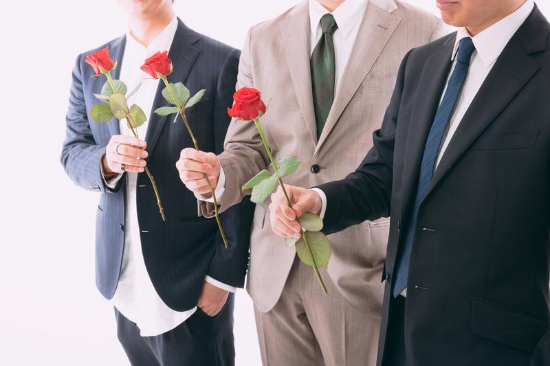 バラを持つ男性