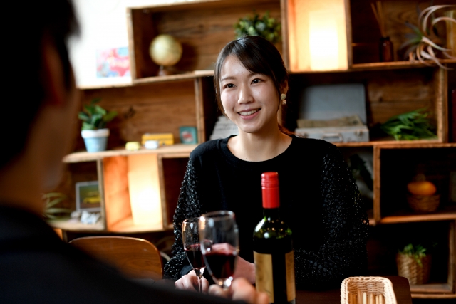 既婚男性が独身女性をサシ飲みに誘う時の心理まとめ