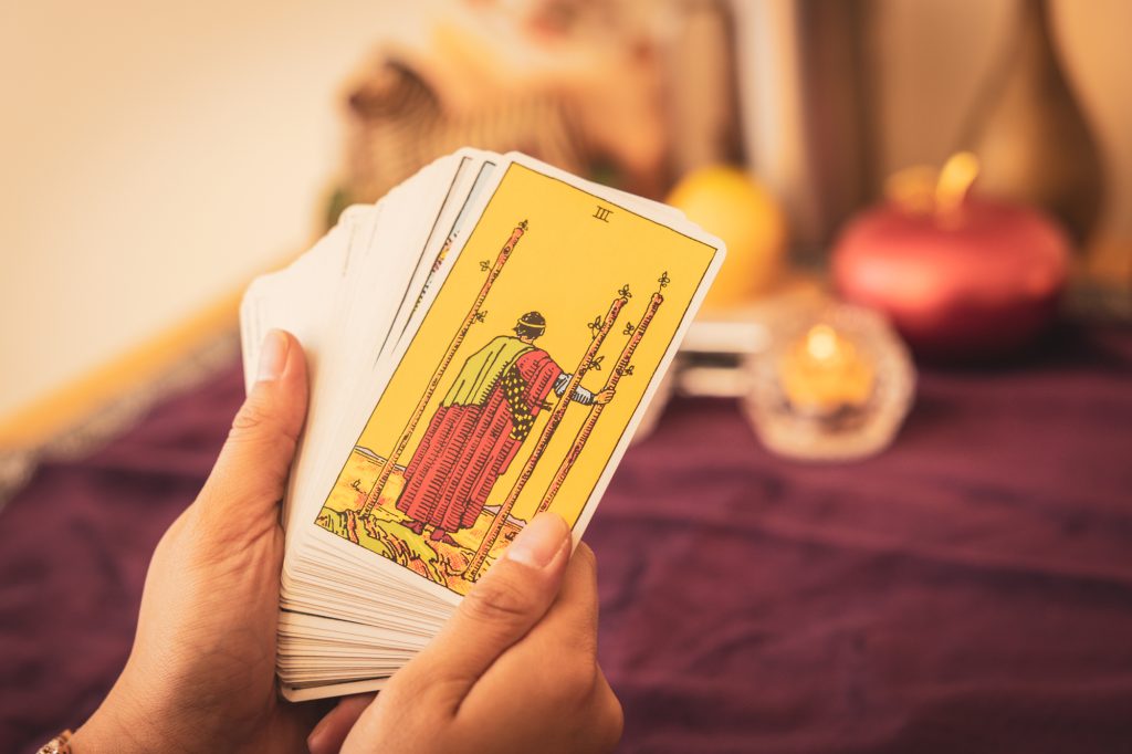 【悩み別解釈】恋愛・仕事など悩み別の隠者の意味と解釈